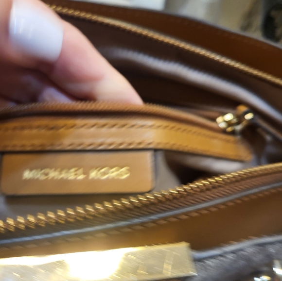 🎉🎉SOLD OUTSIDE OF POSHMARK 🎉🎉Michael Kors Handbag - Picture 6 of 9